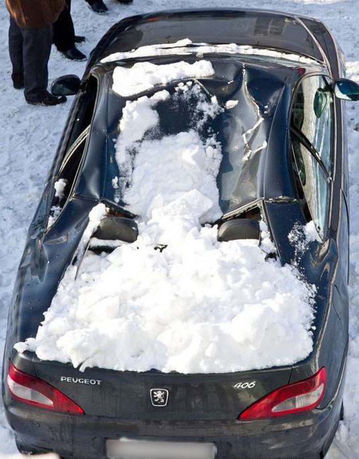 Страховщики подсчитали сумму ущерба авто от сосулек и глыб льда