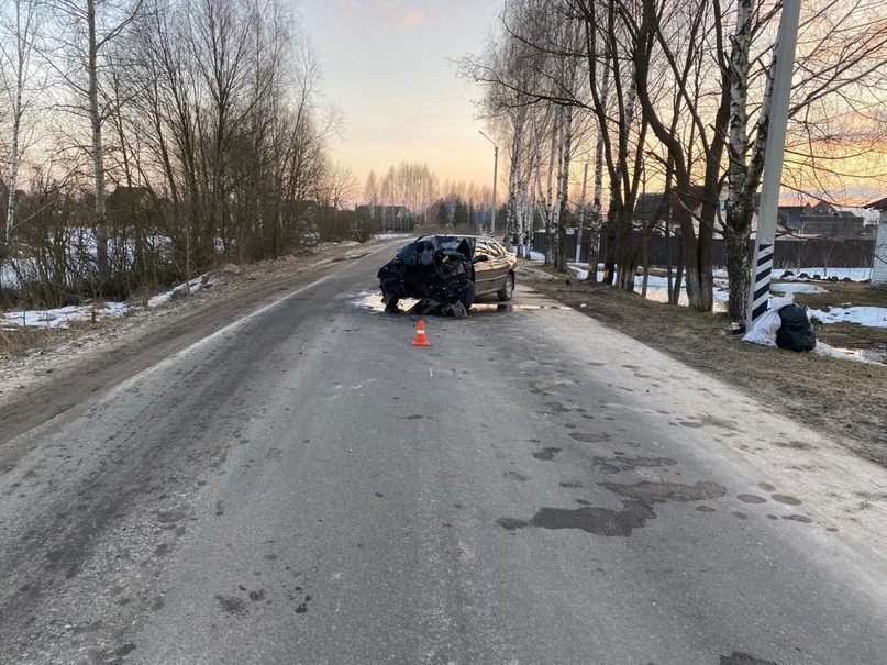 В брянском городе водитель влетел в дерево