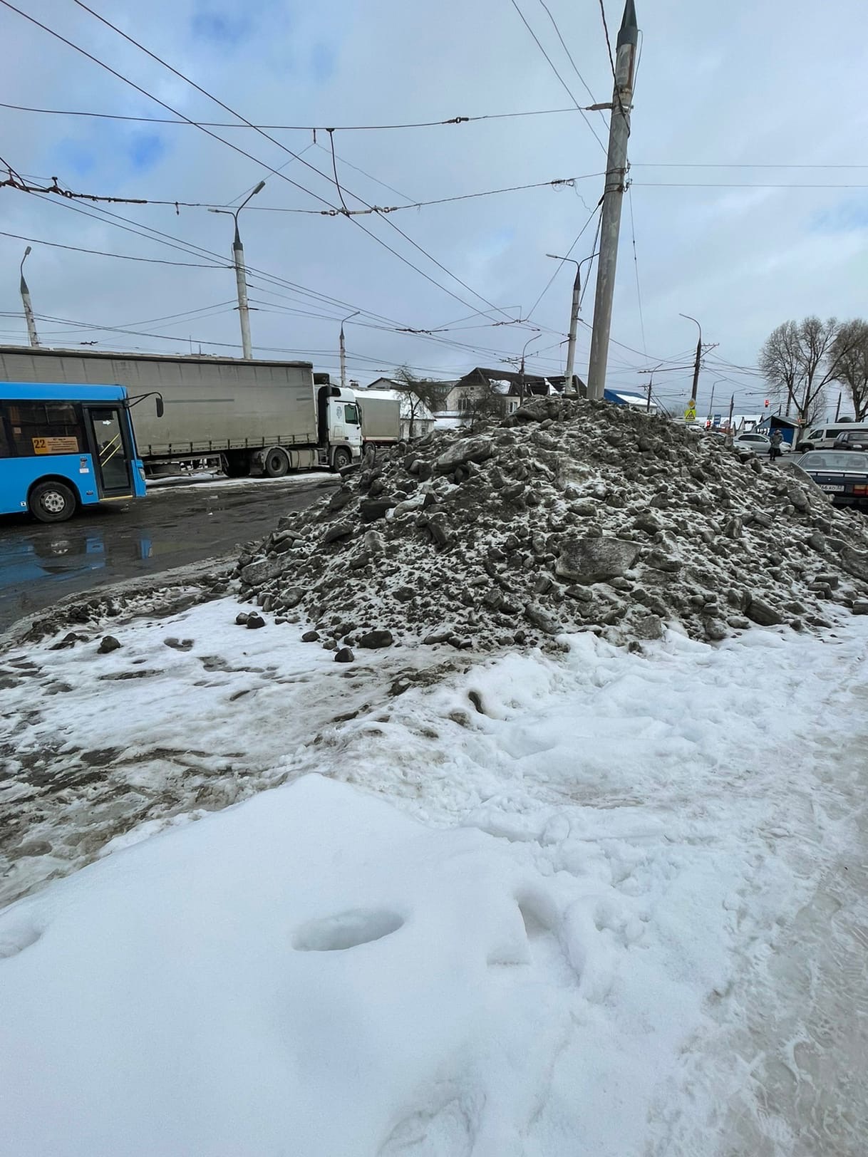 Вчера в брянске. Снег на дороге. Снег на тротуаре. Ледяной вал. Сугроб у дороги.