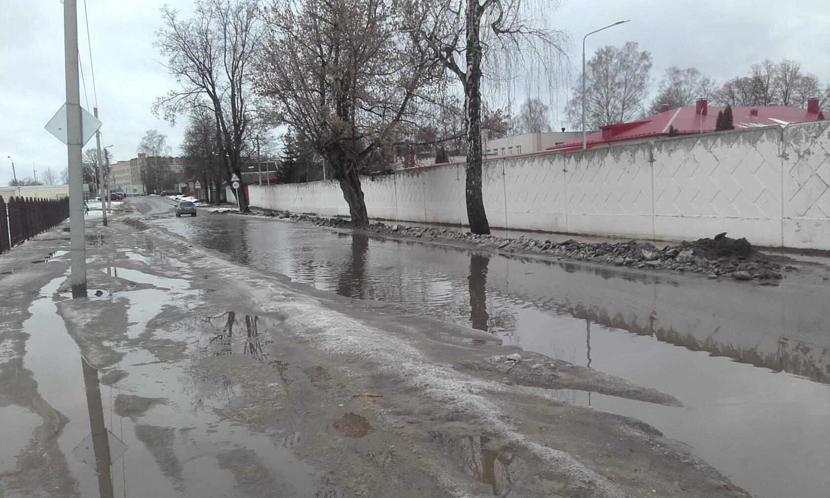 Школьник чуть не захлебнулся в огромной луже в Клинцах