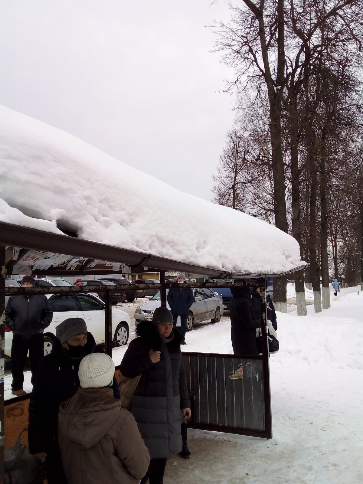 В Дятьково крыша остановки опасно прогнулась под снежной шапкой