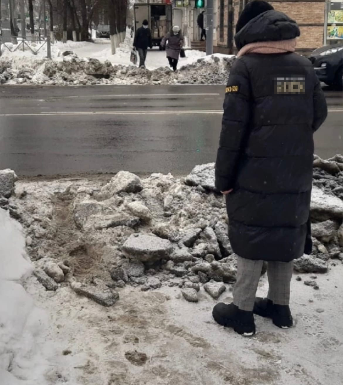 Тротуары на улицах Брянска заблокировали ледяные глыбы