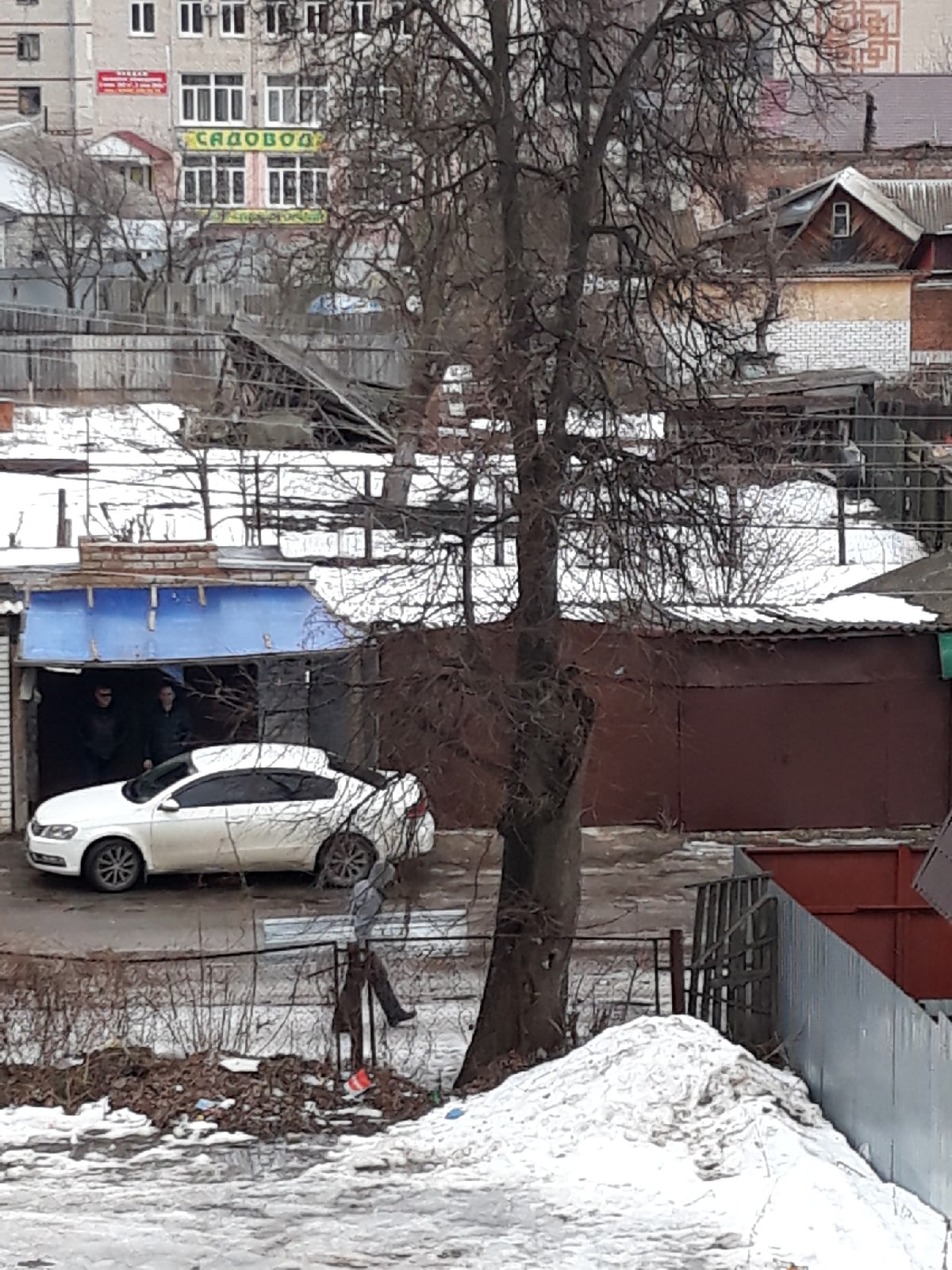 В Клинцах сняли на видео, как забор парковки разбирают по частям