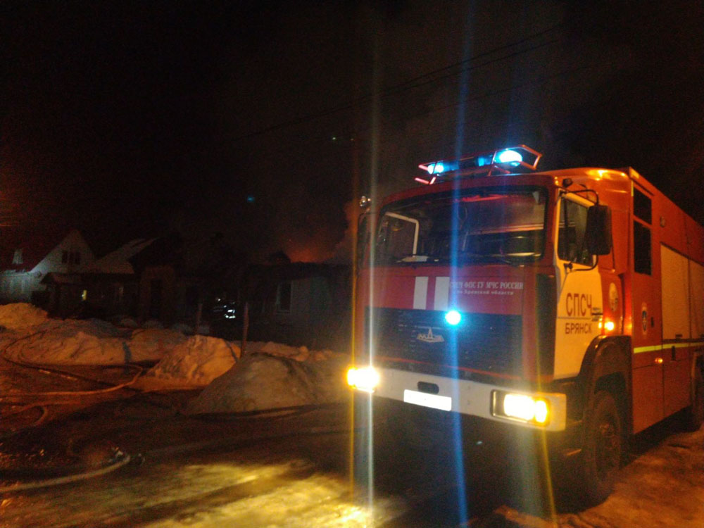 В Бежице сгорел дом на две квартиры, есть пострадавшие