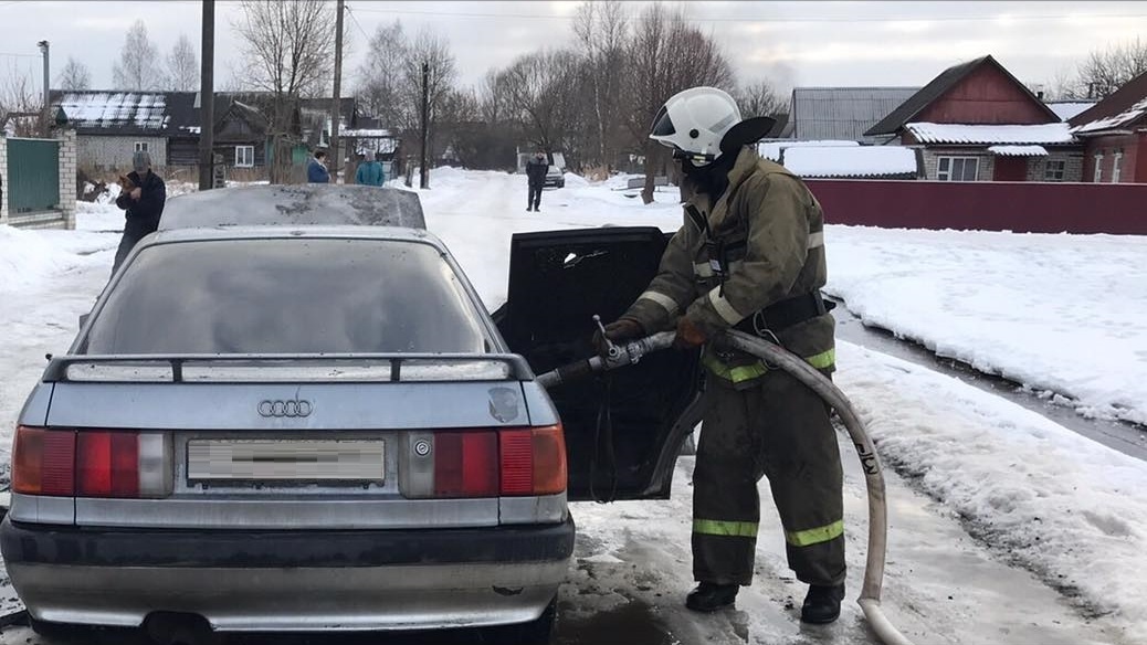 Как пожарные тушили автомобиль в Унечском районе