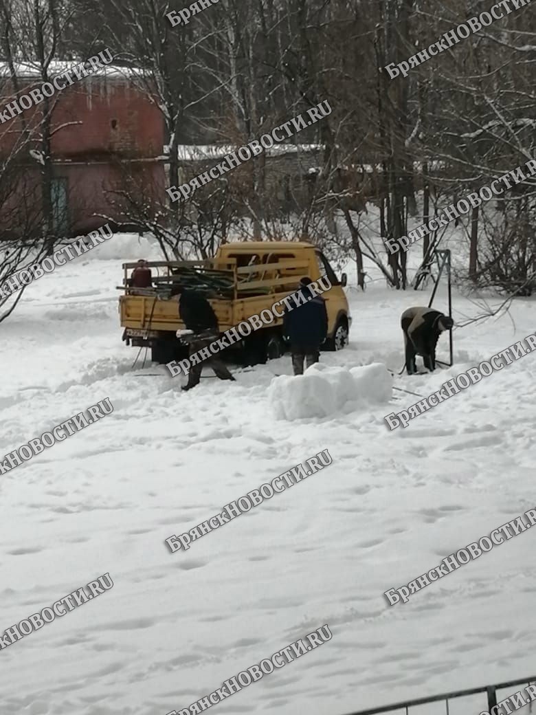 В Новозыбкове срезали качели с детских площадок