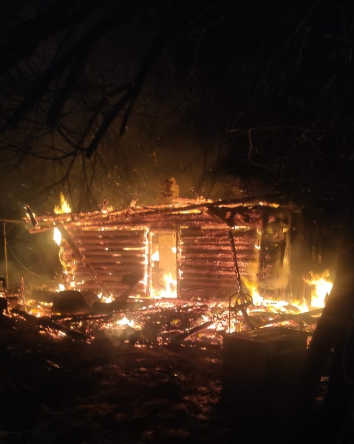 На фотографии реальная картинка горящего дома в Дятьковском районе