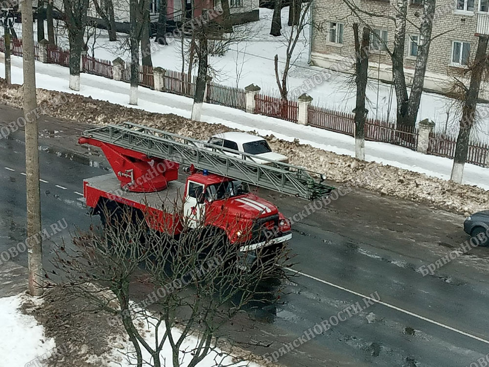 На кухне Новозыбкова устроили такую прожарку, что огнеборцам пришлось выезжать по полной боевой