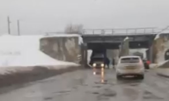 В Дятьково фура застряла под мостом