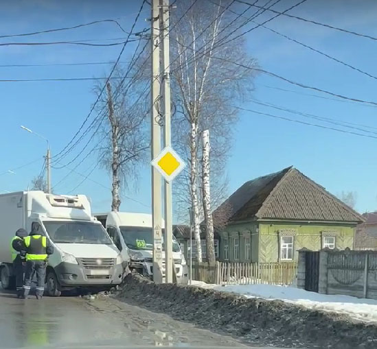 Маршрутка и грузовик столкнулись в Брянске