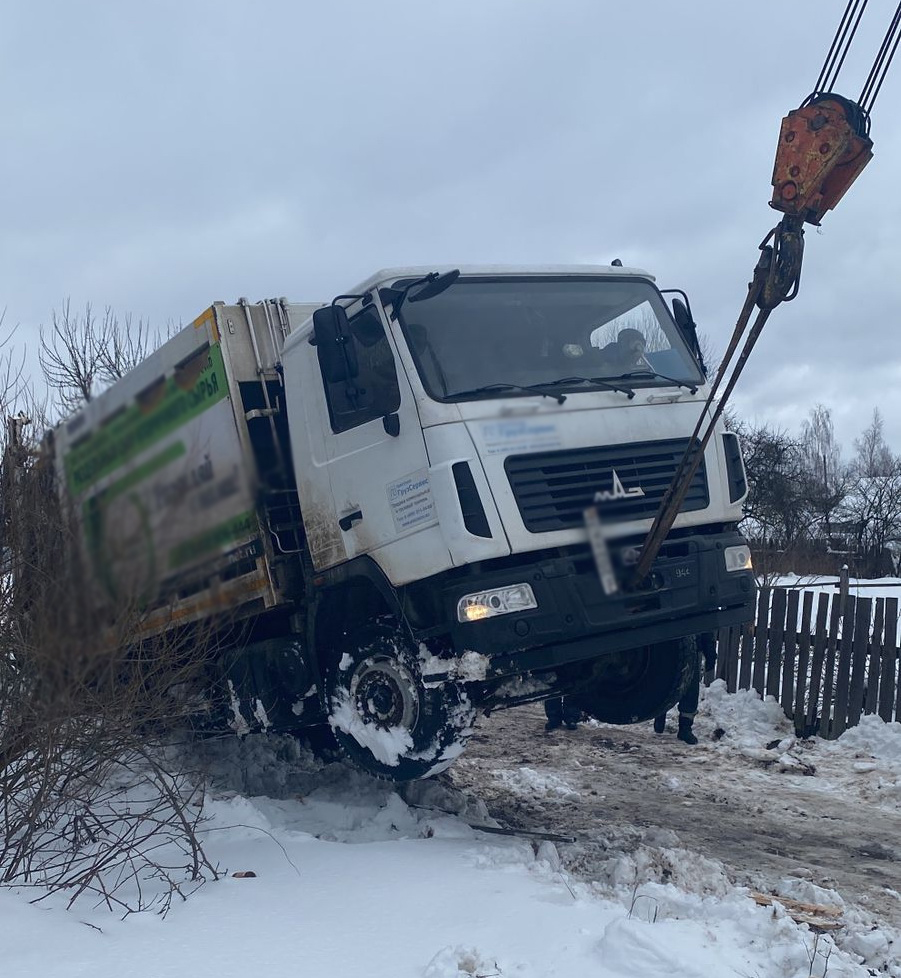 Водитель и его мусоровоз провели ночь в снежном плену в Клетне