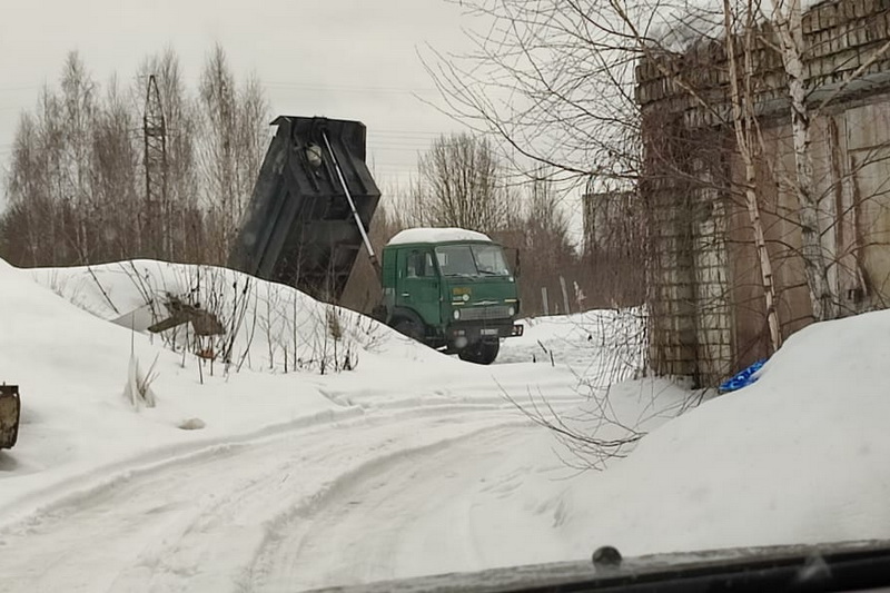 В Брянске водитель КамАЗа выгрузил строительные отходы за гаражами