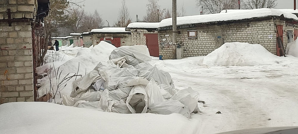 Водитель на «Газели» устроил свалку строительного мусора за гаражами в Брянске