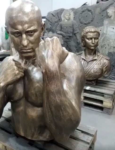 Брянску показали готовый бюст боксера Николая Королева