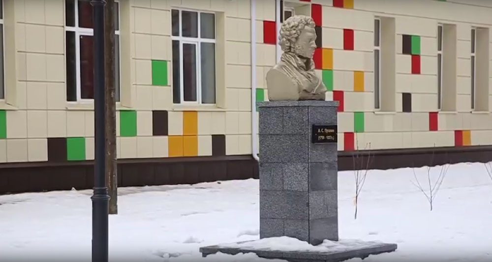 В Клинцах предложили заменить памятник Пушкину «бумажным блогером» Владом
