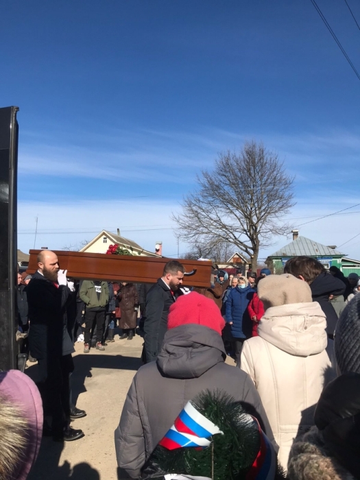 В Клинцовском районе в эти минуты прощаются с летчиком Алексеем Хасановым