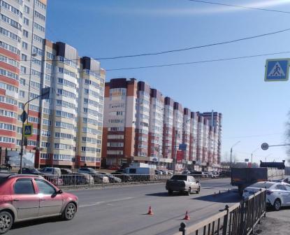 На улице Флотской в Брянске под КамАЗ попала 18-летняя девушка