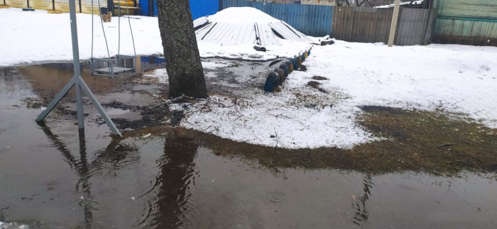 «Вода скоро приблизится к домам». В селе под Клинцами водоразборная колонка дала течь