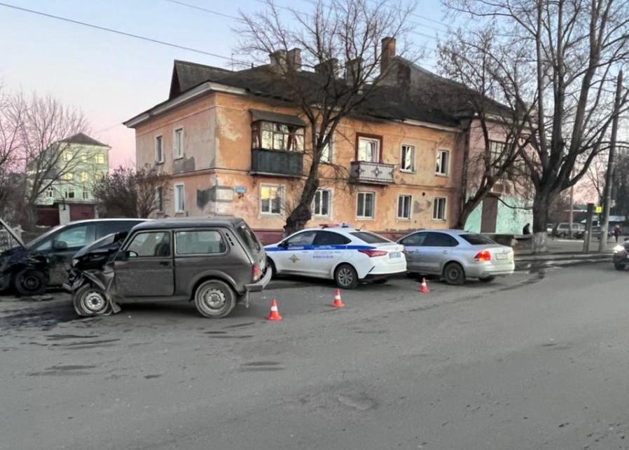 В Брянске пьяный водитель «Лады» врезался в иномарку, где ехал 2-летний ребенок