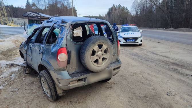 На автодороге в Брянском районе опрокинулась «Chevrolet Niva»