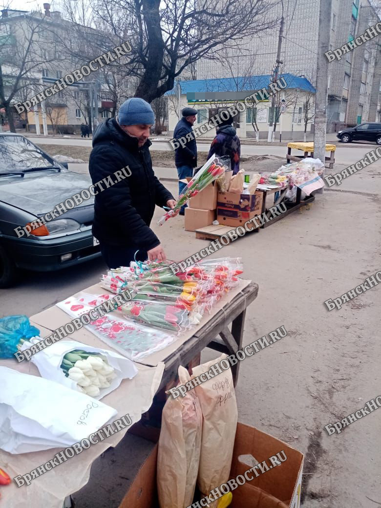 В Новозыбкове в канун женского праздника запестрели цветочные рынки