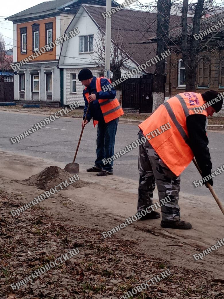 В Новозыбкове служба «Благоустройства» работает на очистке дорог