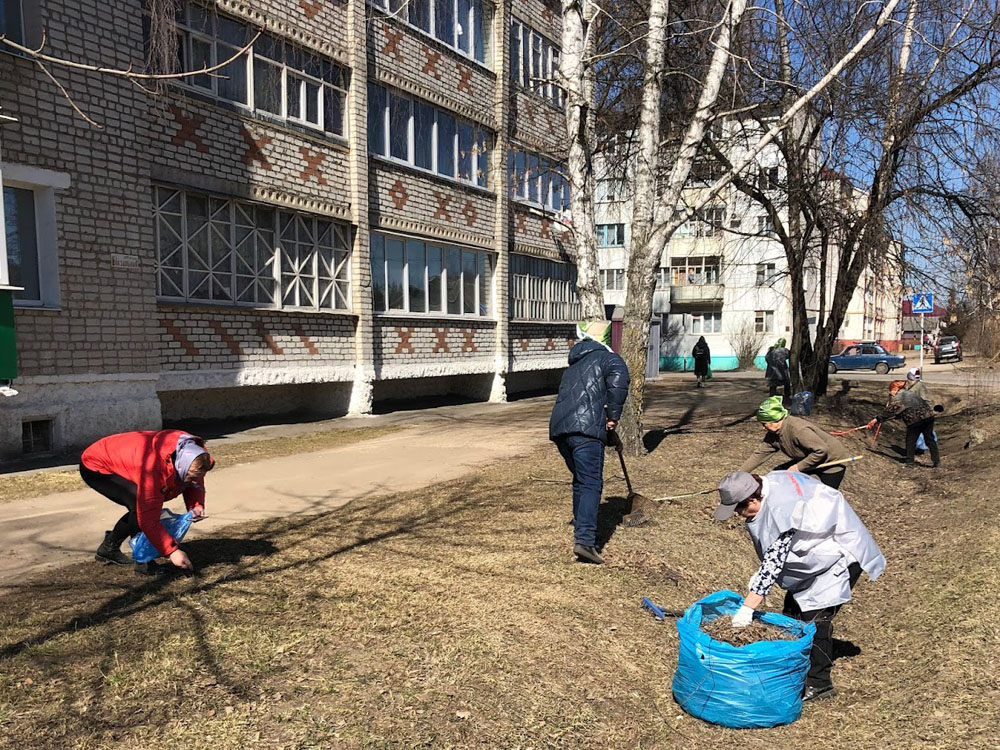 Палки для скандинавской ходьбы, перчатки и пакеты – в сквер Новозыбкова прибыл «золотой» десант