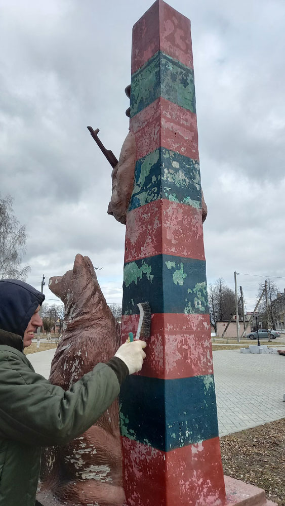 Автор памятника пограничникам прибыл из Клинцов в Новозыбков устранять брак