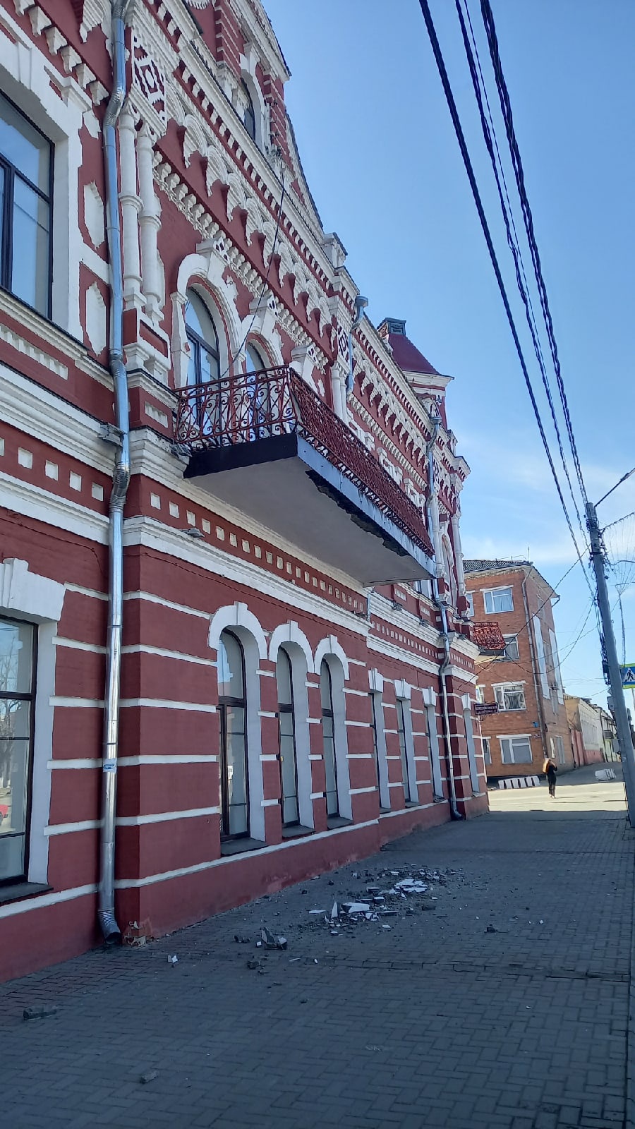 В Новозыбкове начал осыпаться балкон в историческом здании – доме Певзнера
