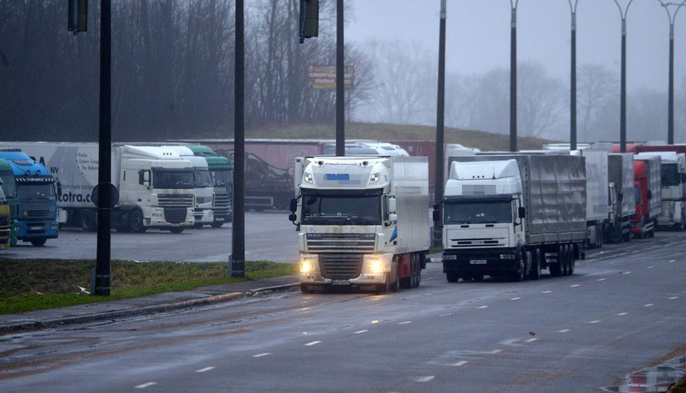 Более 50 брянских дальнобойщиков и автопоезда с грузами застряли на территории Украины