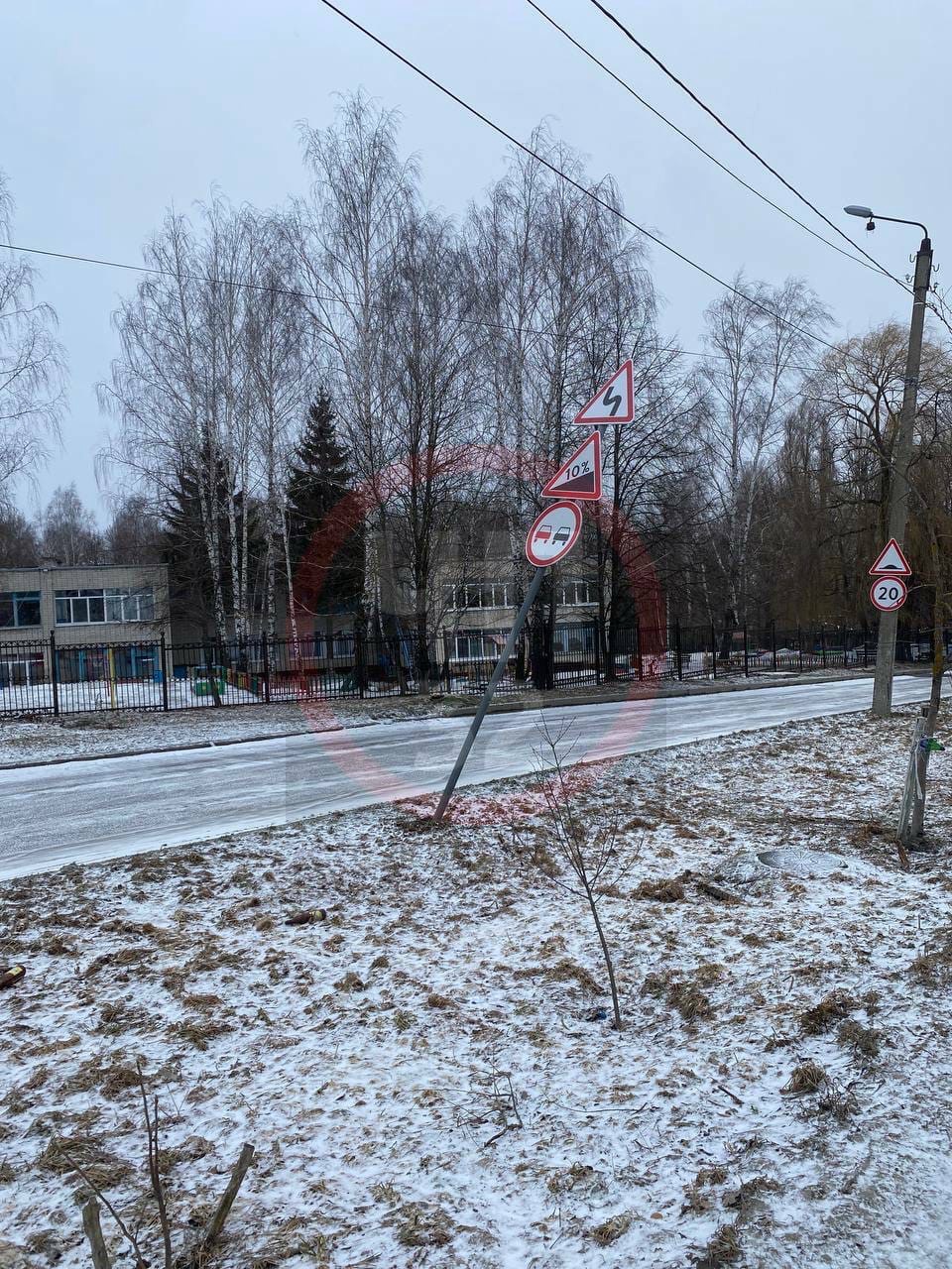 Порывы ветра сносили в Брянске дорожные знаки и остановки