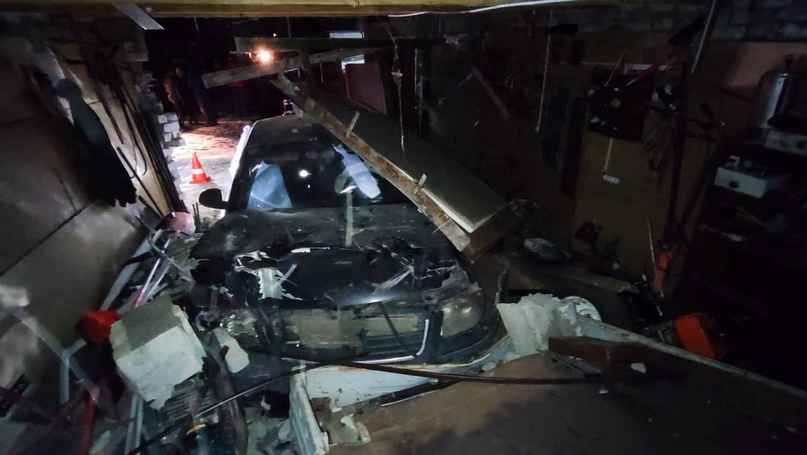 Автомобиль пробил гараж в брянском поселке. Водитель погиб