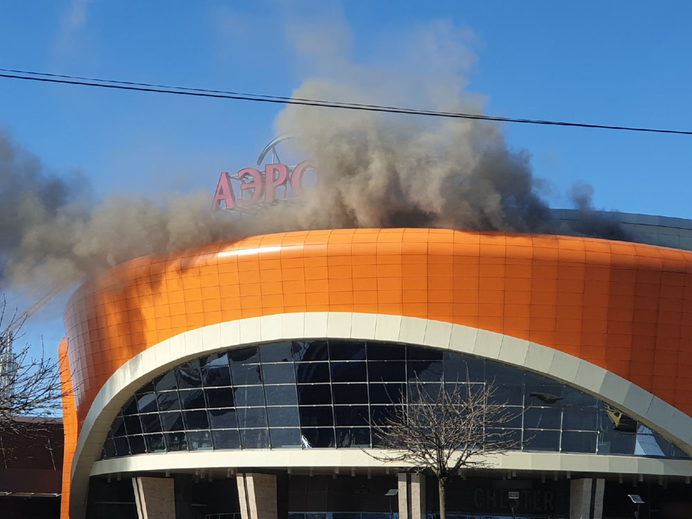 Из здания торгового центра в Брянске валят клубы дыма