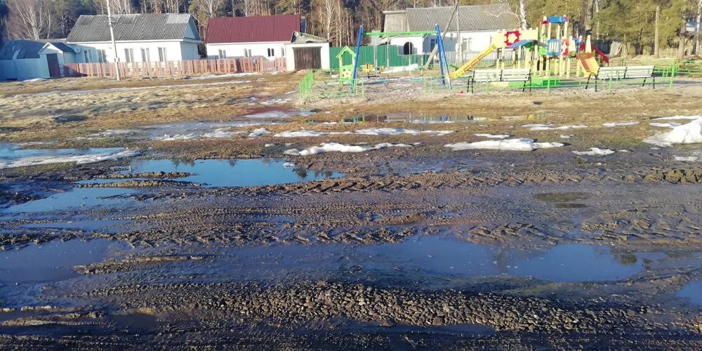 «Полдороги засыпали, а дальше – летать?» Микрорайон в городе Сельцо утопает в грязи