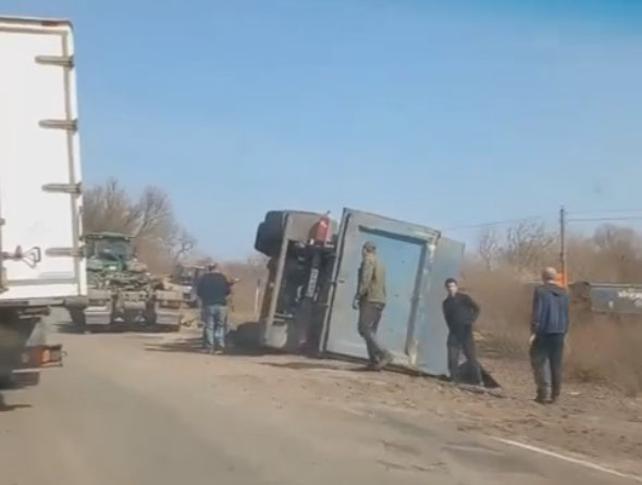 Под Стародубом на брянской трассе перевернулся большегруз