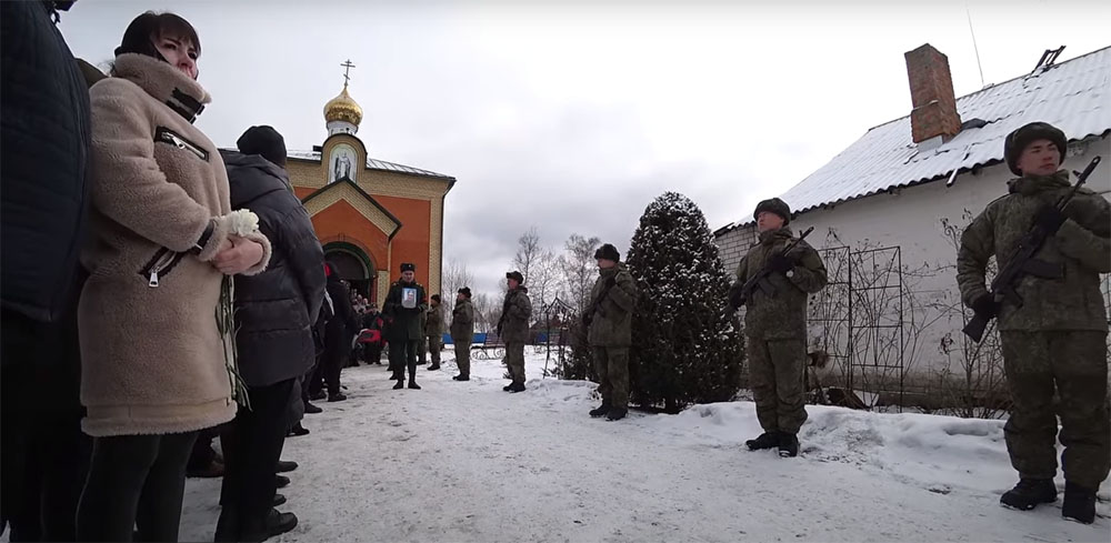 В Унече со всеми воинскими почестями в последний путь проводили Артема Рогачева