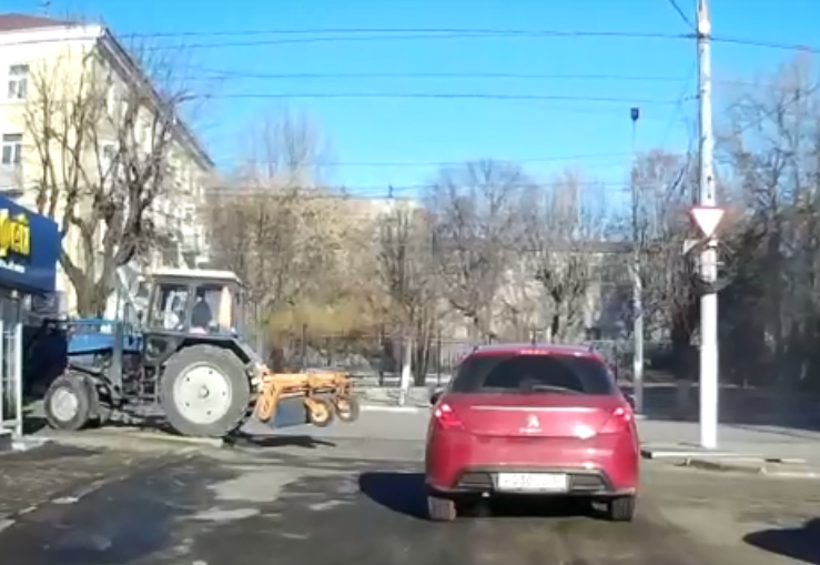 Понаставили тут. Тракторист-коммунальщик при уборке улицы в Брянске снес знак