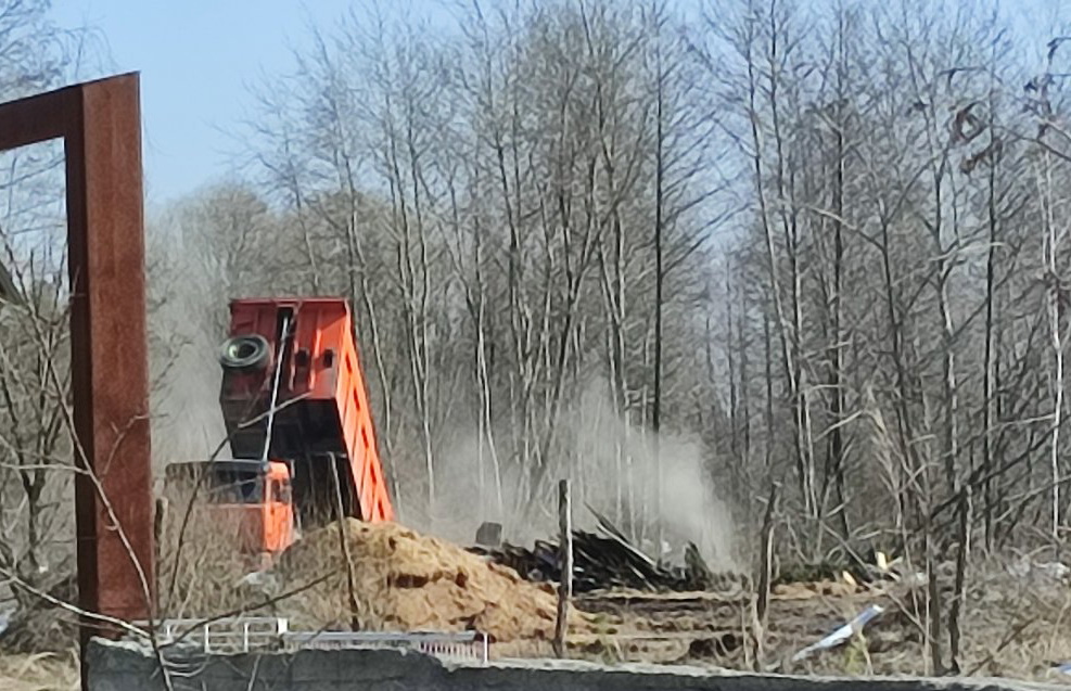 «Серый перевозчик» выгрузил КамАЗ мусора в песчаном карьере под Брянском