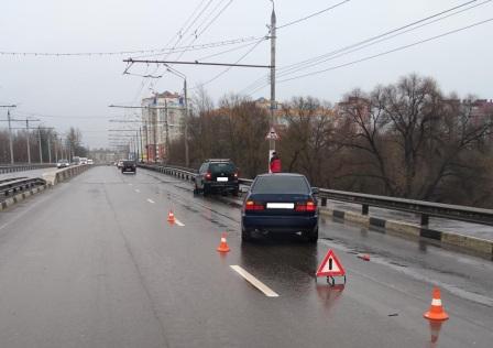 В Брянске иномарка сбила водителя у припаркованного авто