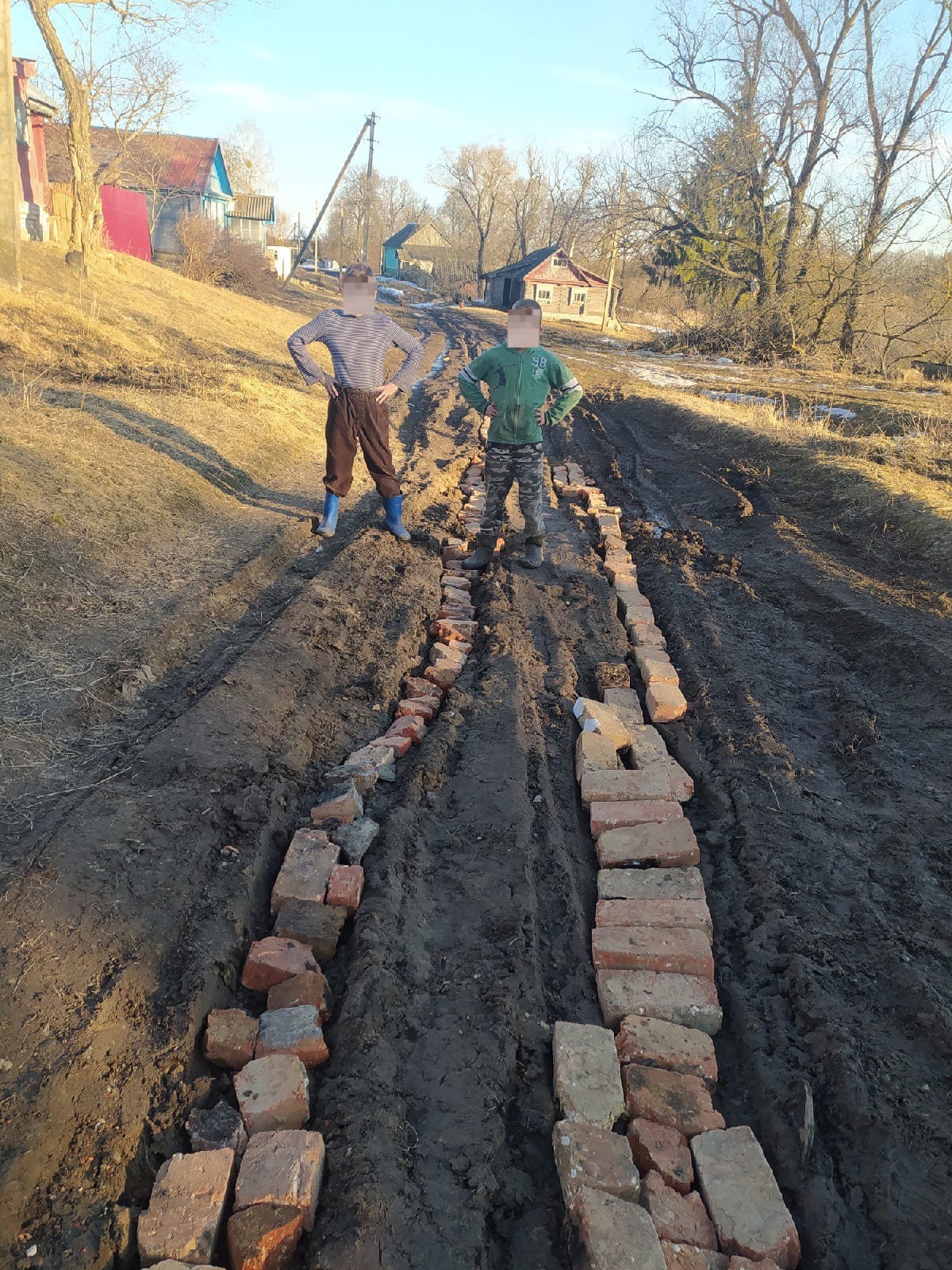 В трубчевском селе местные жители сами стали засыпать ямы на разбитой дороге