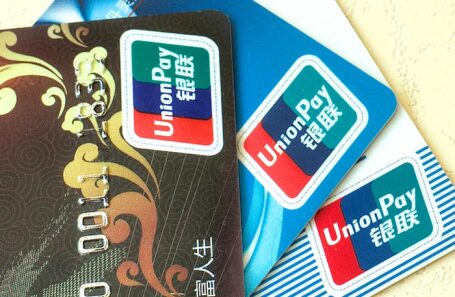 Иностранные магазины блокируют платежи с выпущенных в России UnionPay