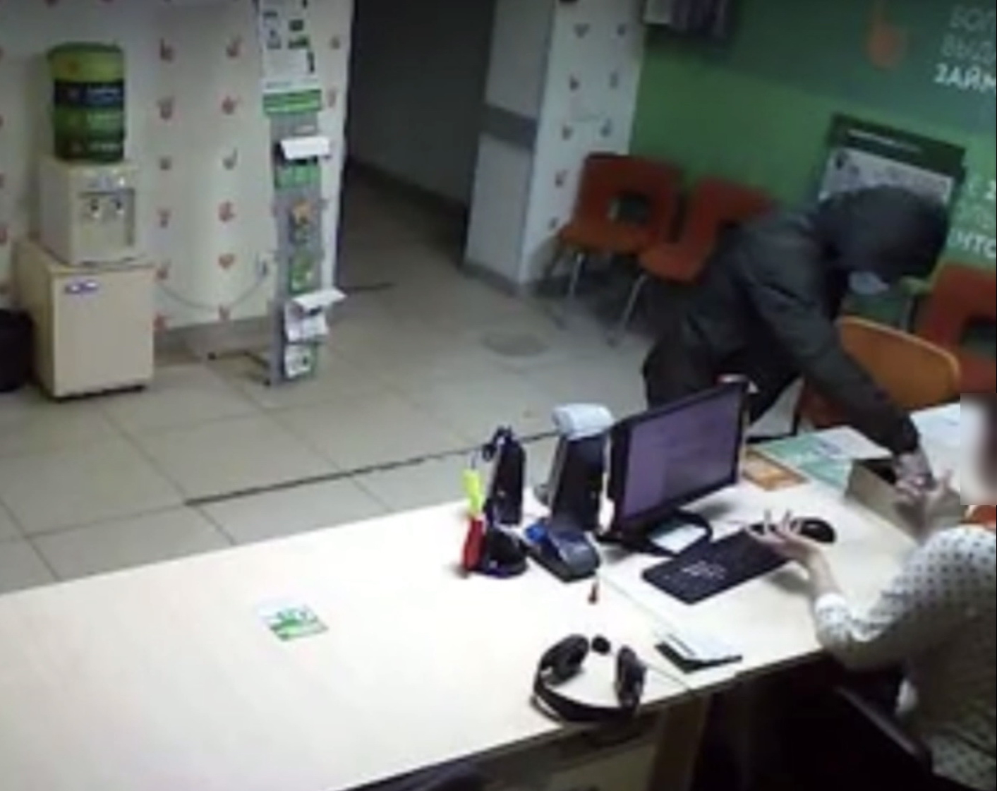Вооруженный ножом грабитель похитил деньги в офисе микрофинансовой организации в Брянске
