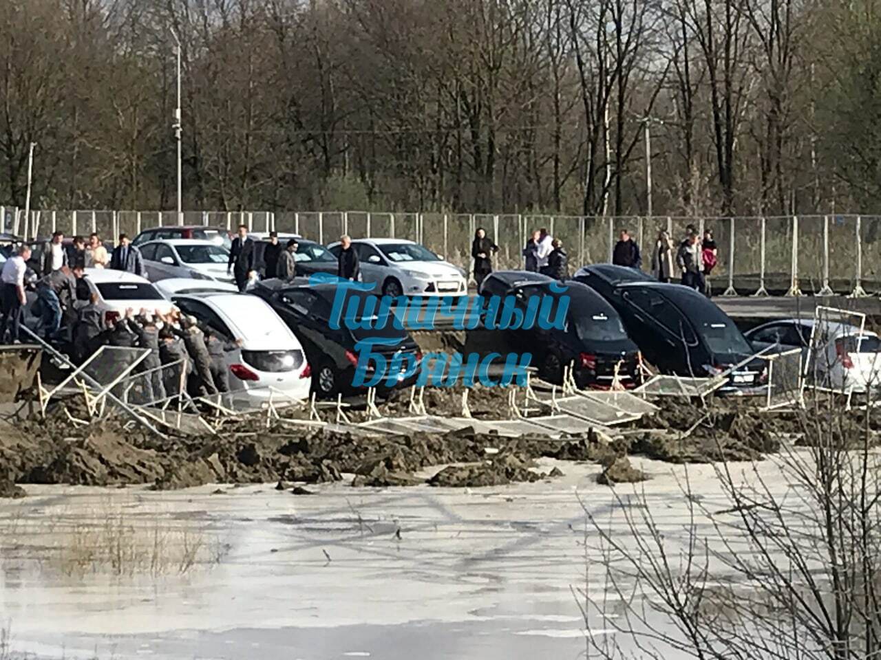 В дилерском центре в Брянске паводком смыло часть парковки с автомобилями