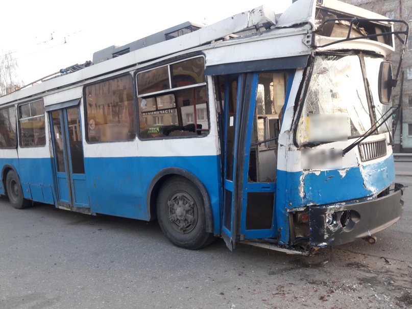 Три пассажира троллейбуса пострадали в аварии в Брянске