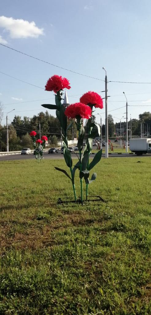 К 9 мая в Брянске «выросли» трехметровые гвоздики