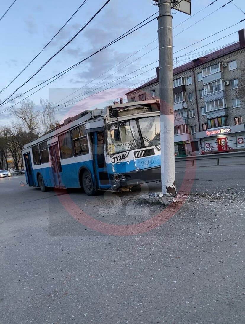 В Брянске троллейбус врезался в электроопору • БрянскНОВОСТИ.RU