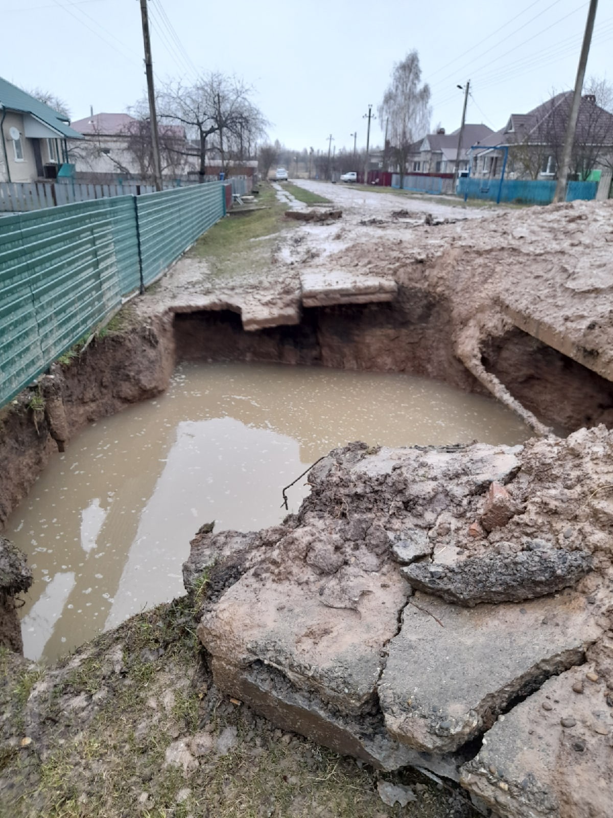Порыв водопровода в Почепском районе оставил село без воды и дороги