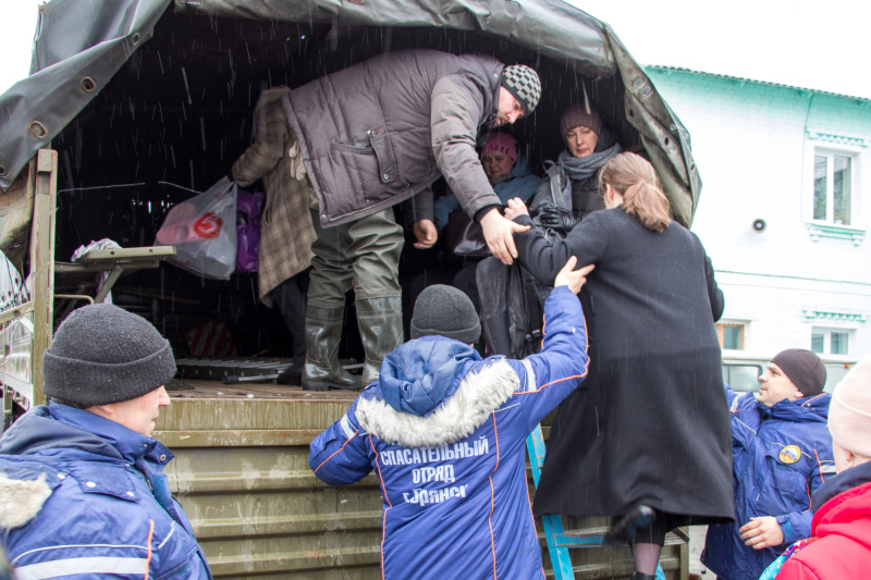 В брянском поселке Радица Крыловка из-за паводка жителей доставляют к автобусным остановкам на спецтехнике
