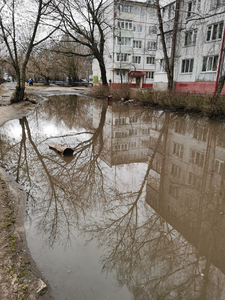 Осадки брянск. Улицы после дождя. Садик затопило. Дождь в Омске. Ливневые стоки.