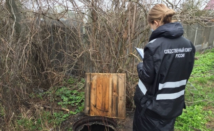 Водопроводный колодец, где нашли погибшего ребенка, был прикрыт деревянным щитом